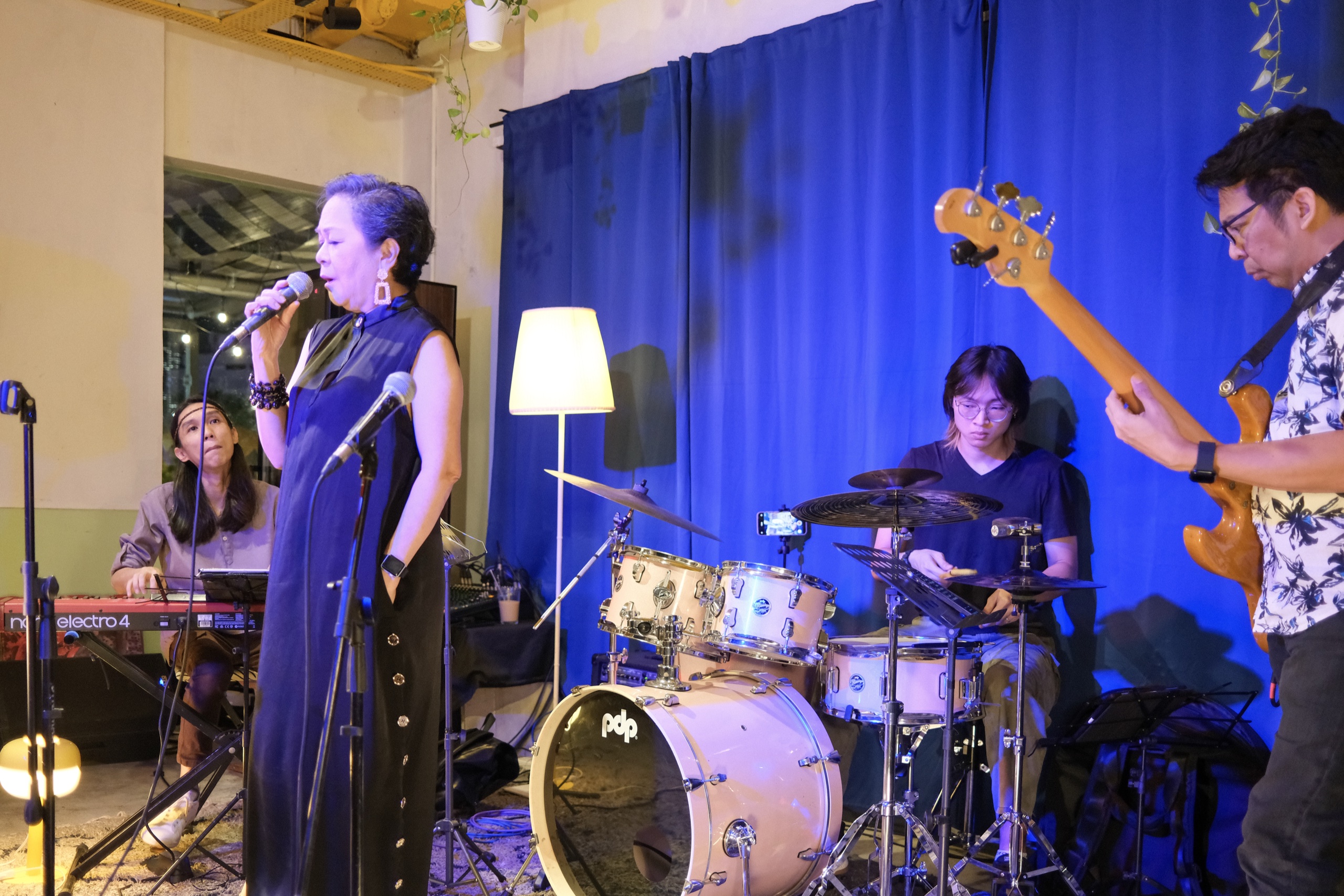Live band on stage at Bartolo Lisboa Bakehouse